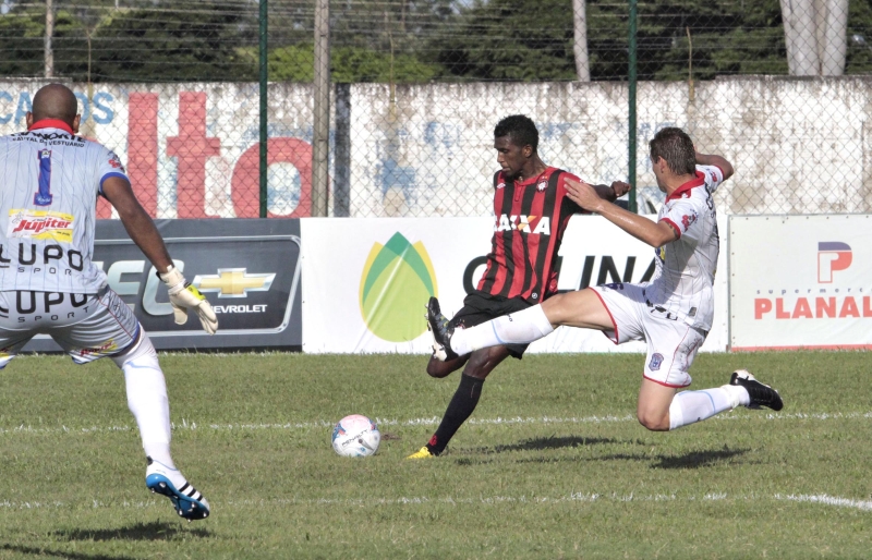 Douglas Coutinho marcou o primeiro gol atleticano e passou a dividir a artilharia do Paranaense com 8 gols | Ivan Amorim/ Gazeta do Povo