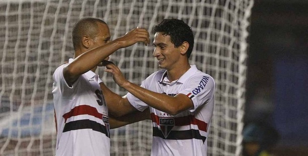 Luís Fabiano, que marcou um gol neste sábado, comemora com Ganso | Rubens Chiri/saopaulofc.net