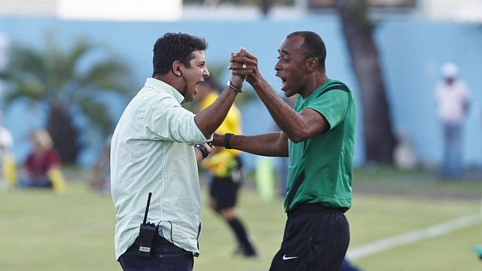 Técnico Marquinhos Santos comemora o gol de Alex que garantiu ao Coxa a conquista do turno | Daniel Castellano / Gazeta do Povo