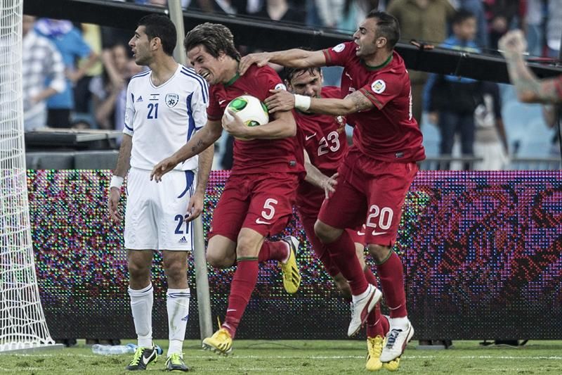 Português Fábio Coentrão leva a bola ao meio de campo após empatar nos acréscimos o duelo desta sexta-feira com Israel | Oliver Weiken / EFE