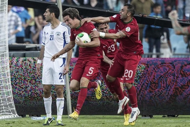 Português Fábio Coentrão leva a bola ao meio de campo após empatar nos acréscimos o duelo desta sexta-feira com Israel | Oliver Weiken / EFE