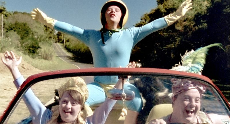 Os protagonistas Ariel Goldenberg, Rita Pokk e Breno Viola (em pé): aventuras comuns a qualquer jovem | Divulgação