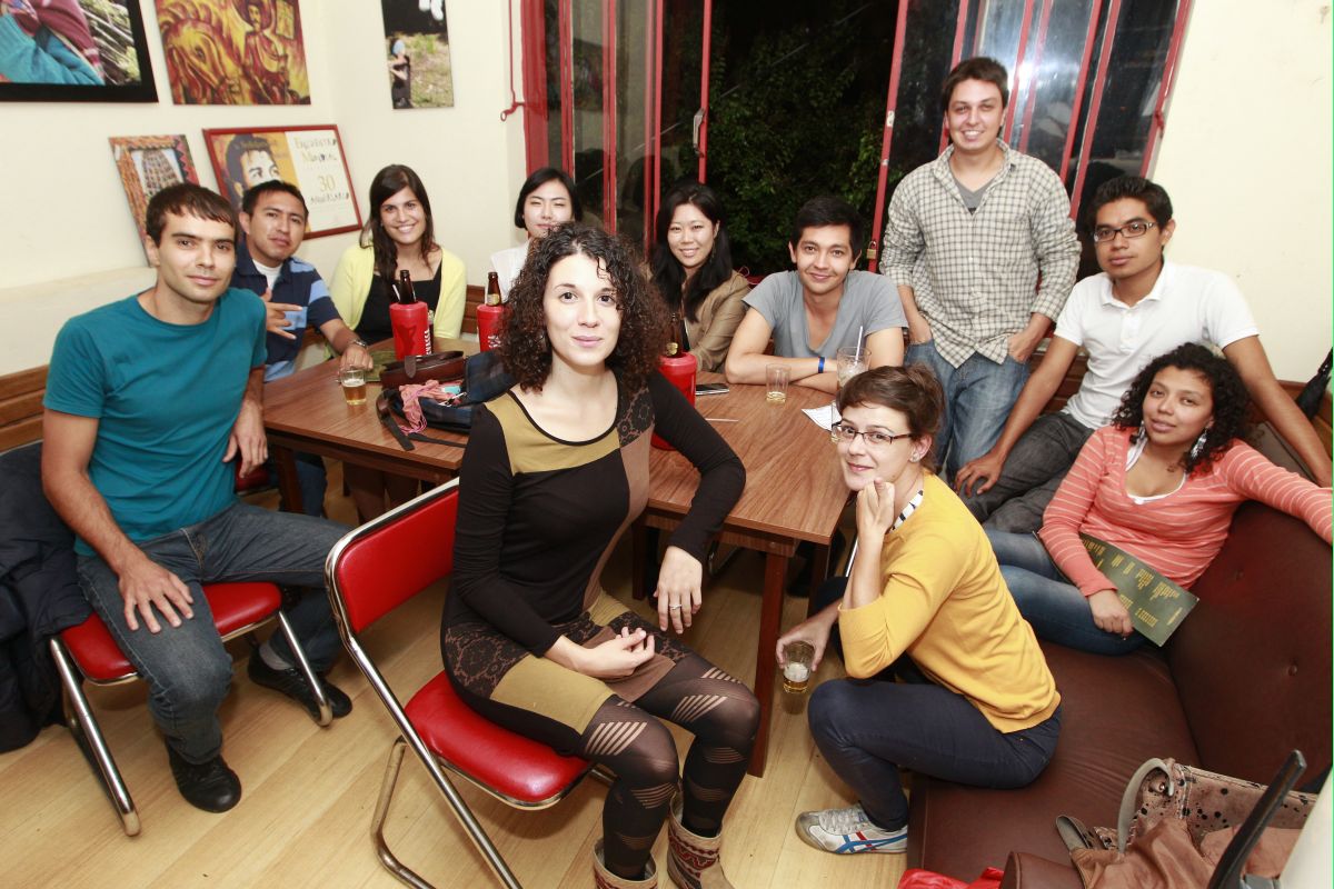 A francesa Mathilde Faure (no centro) se encontra com outros estrangeiros toda quarta à noite no Fidel Bar | Antonio More / Gazeta do Povo