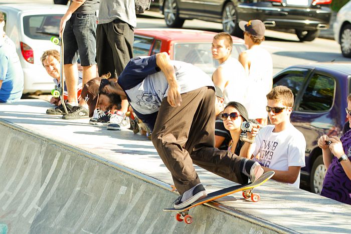 Tony Alva dá umas voltas de skate na Praça do Gaúch | Ricardo Chatagnier