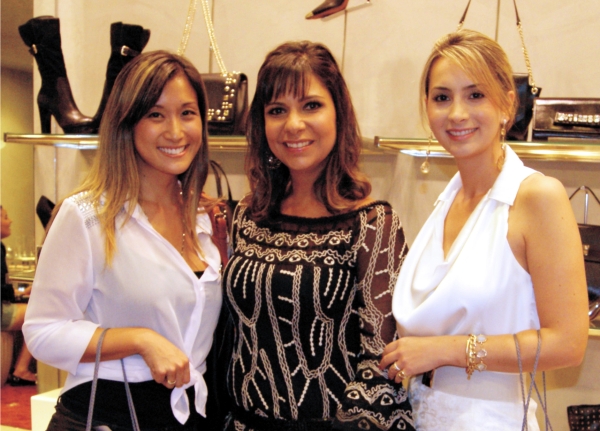 Tatiane Maeda (à esq.) e Geórgia Perin ladeiam Karina Martello, franqueada da Arezzo em Curitiba, na festa realizada quinta-feira na loja do shopping Curitiba para lançamento de coleção | Rogério Neri