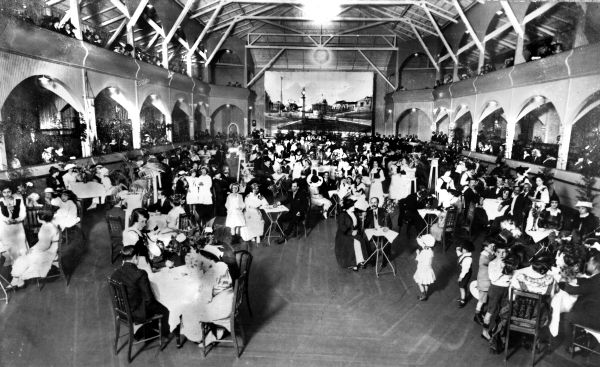 A sociedade curitibana reunida no interior do Cine Palácio Theatro, na Avenida Luiz Xavier, para um concorrido Tango-Chá. Foto de 1916 | Acervo Cid Destefani