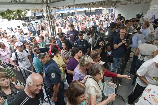 Centenas de pessoas consumiram o bolo |