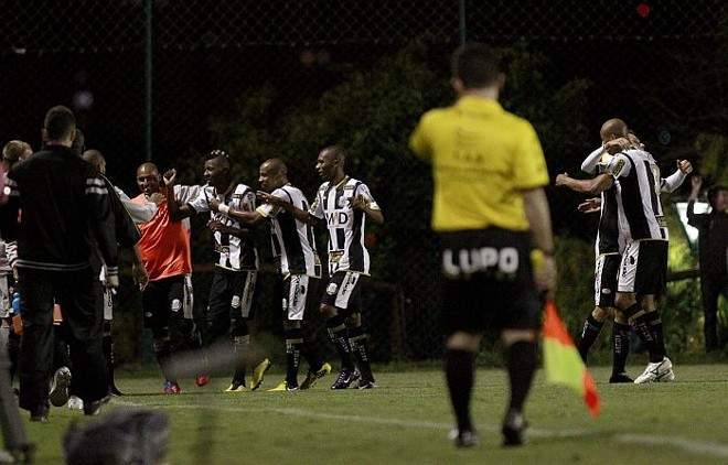 Jogadores do Operário comemoram o gol de Maiquinho contra o Paraná | 