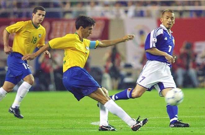 Leomar em ação na Copa das Confederações de 2001: ex-volante teria sido convocado por Emerson Leão após ação de lobista contratado pelo presidente do Sport Recife | 