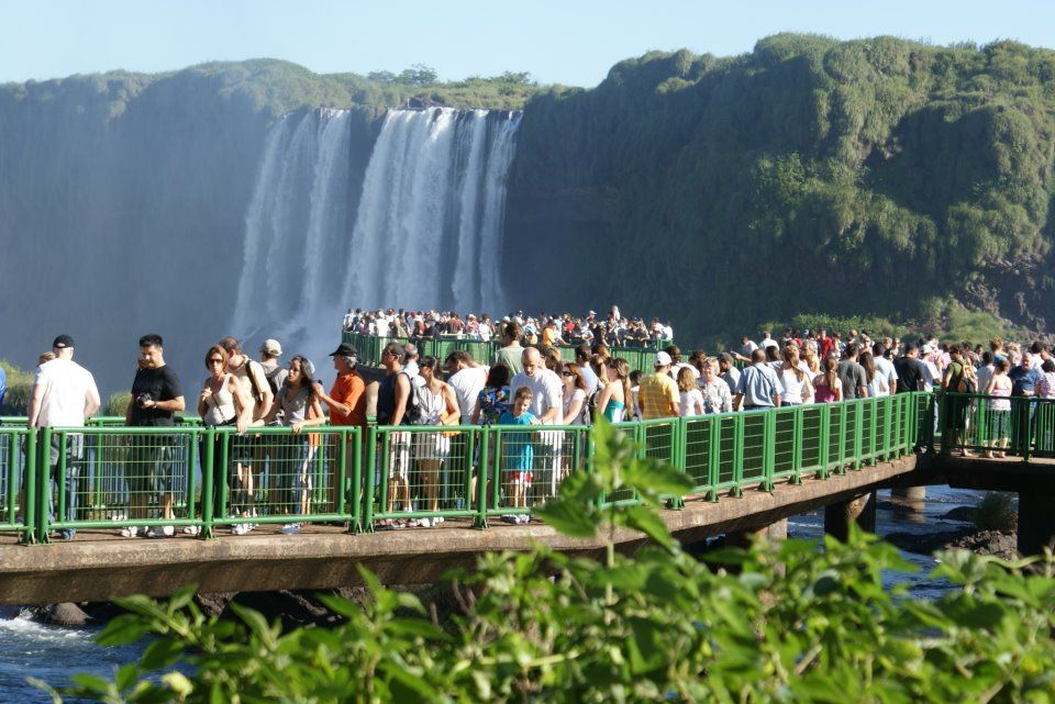 Nesta sexta-feira a frota de ônibus que leva os visitantes às Cataratas também foi reforçada com mais 12 veículos extras, além dos 13 que circulam normalmente | Divulgação