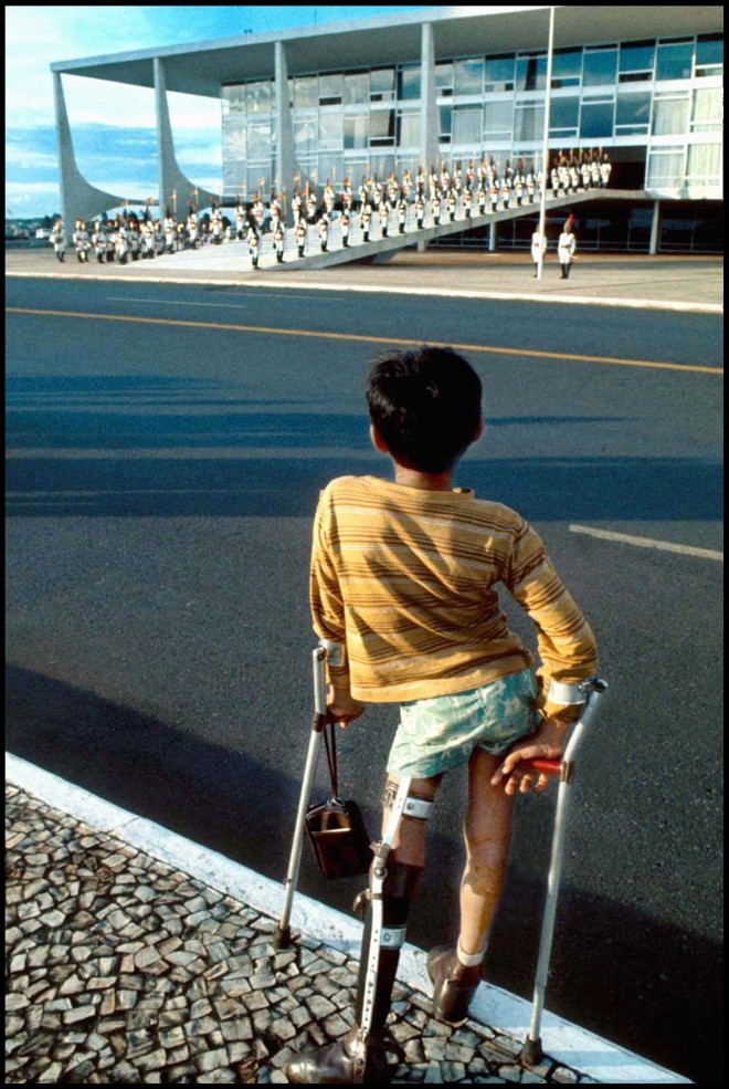 Garoto observa o Palácio do Planalto. |
