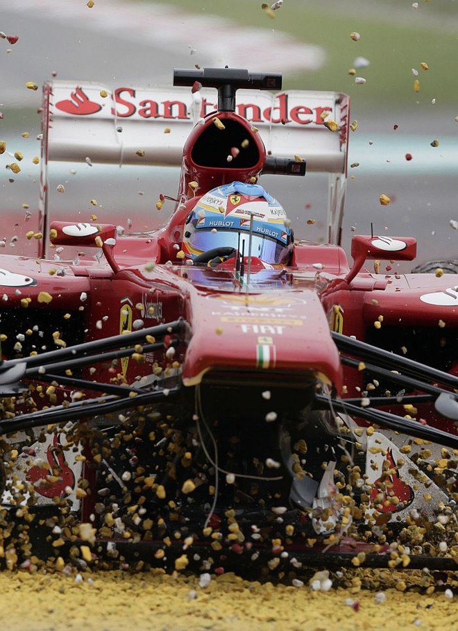 Fernando Alonso, da Ferrari, vai para na brita logo no início da prova | 