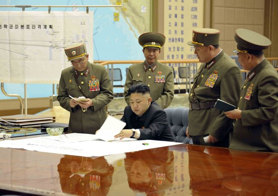 Os meios de comunicação norte-coreanos publicaram que seu líder, Kim Jong-un, ordenou que seus mísseis estejam prontos para atacar a "qualquer momento" alvos dos Estados Unidos e da Coreia do Sul | REUTERS/KCNA