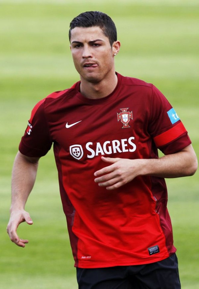 Sob pressão: A partida é considerada fundamental, já que ambos dividem a segunda colocação com sete pontos, cinco atrás da Rússia. Apenas o primeiro colocado de cada uma das nove chaves se classifica direto para o Mundial. Os oito melhores segundos colocados lutam por quatro vagas na repescagem. A aposta lusa é na grande fase de Cristiano Ronaldo (foto). | Amir Cohen/Reuters