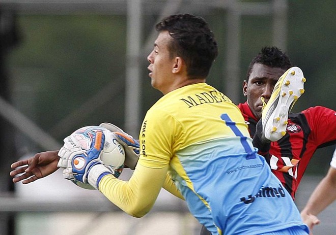 Danilo divide a bola com o atacante Douglas Coutinho | 