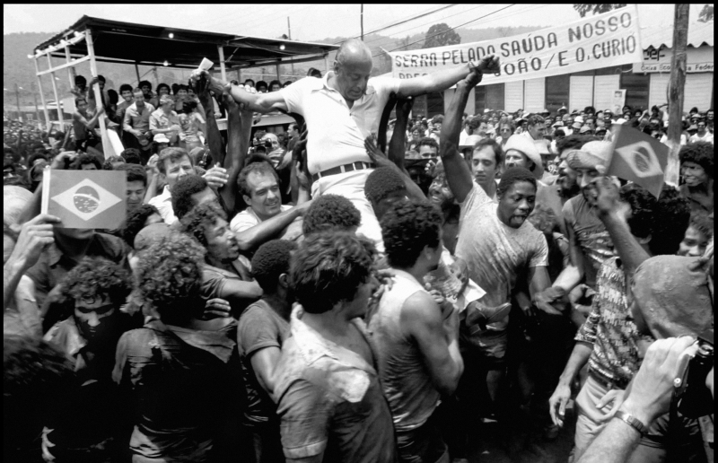 João Figueiredo, conhecido por não gostar do cheiro do povo, é carregado por uma multidão de garimpeiros, sujos, em visita a Serra Pelada | Orlando Brito