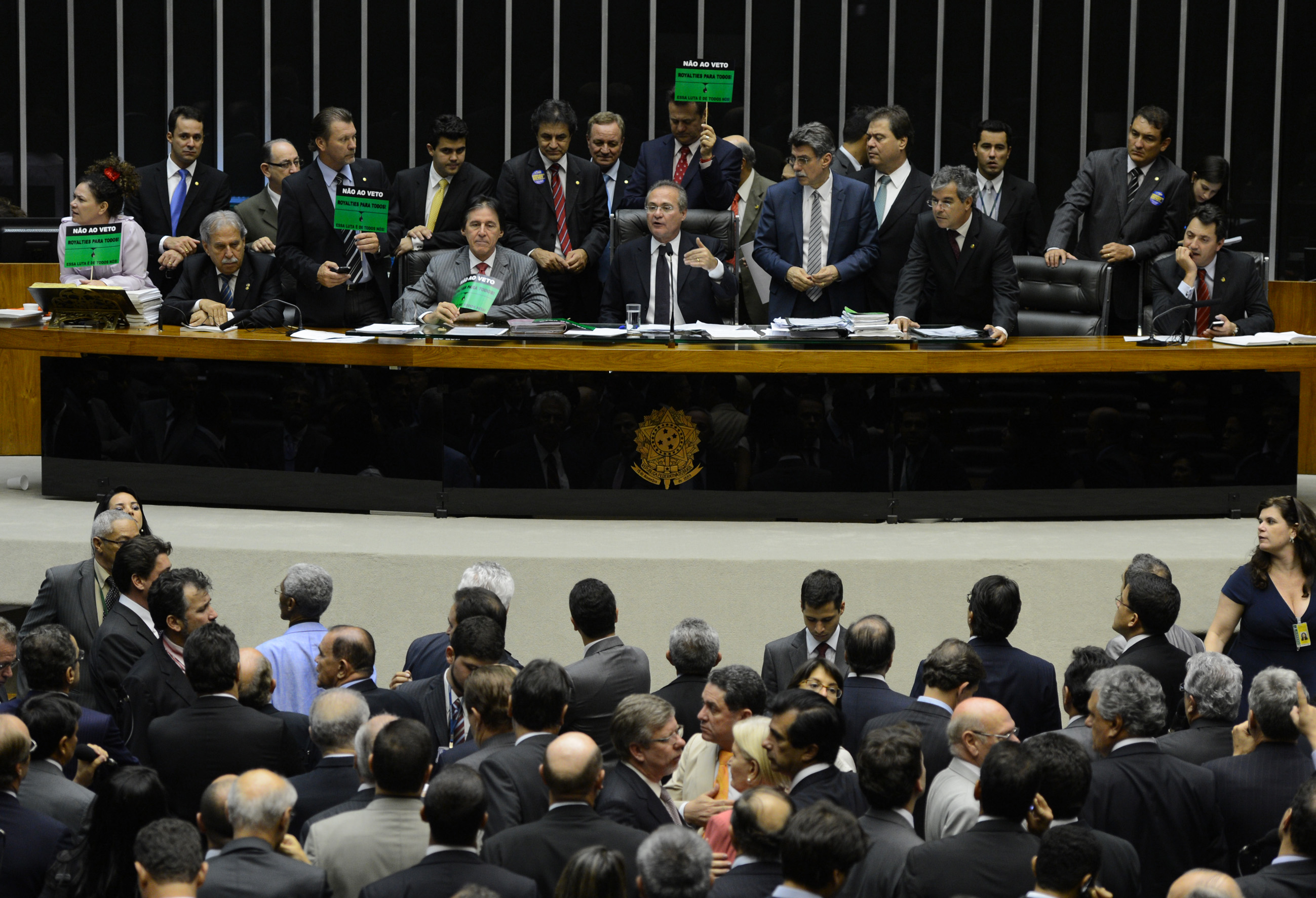 O presidente do Congresso, Renan Calheiros (PMDB-AL), teve bastante trabalho para presidir a sessão, que foi bastante tumultuada | Fábio Rodrigues Pozzebom/ABr