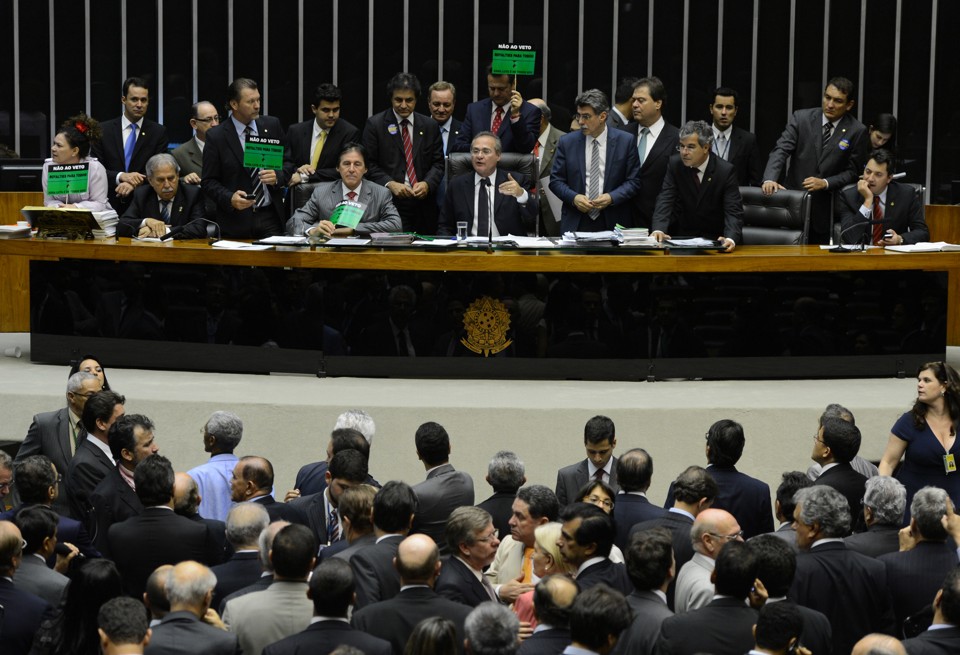 O presidente do Congresso, Renan Calheiros (PMDB-AL), teve bastante trabalho para presidir a sessão, que foi bastante tumultuada | Fábio Rodrigues Pozzebom/ABr