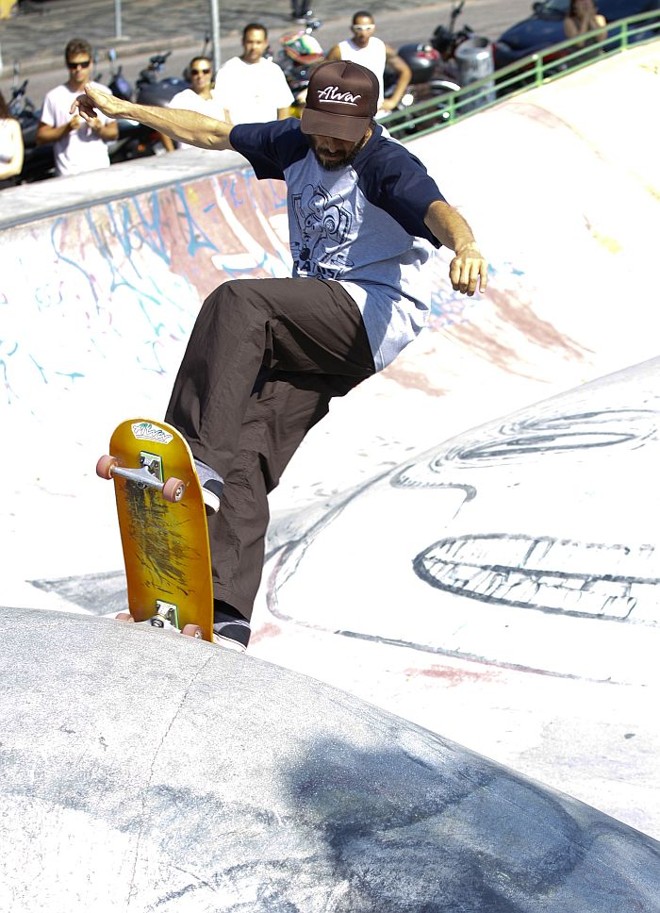 Tony Alva em ação na Praça do Gaúcho, em Curitiba |