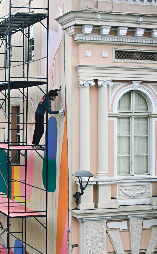 O artista curitibano Rimon Guimarães realizou obra na fachada da Casa Hoffman, no Largo da Ordem, na Bienal de 2011. Neste ano, curadoria quer valorizar ainda mais a arte urbana |