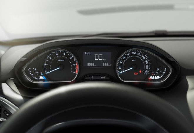 O painel de instrumentos foi colocado em uma posição elevada, de fácil visualização |