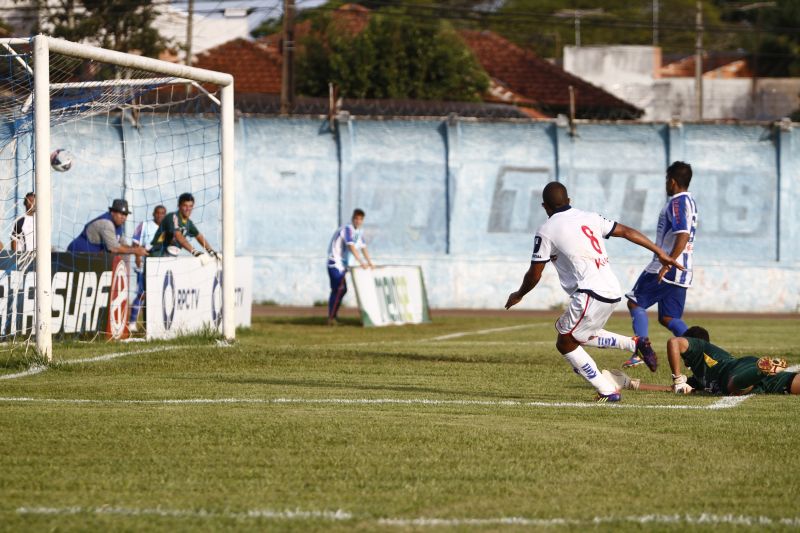Volante Ricardo Conceição marca o gol da vitória paranista em Londrina | Gilberto Abelha / Jornal de Londrina