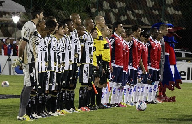 Operário e Paraná perfilados antes da partida no Ecoestádio | 