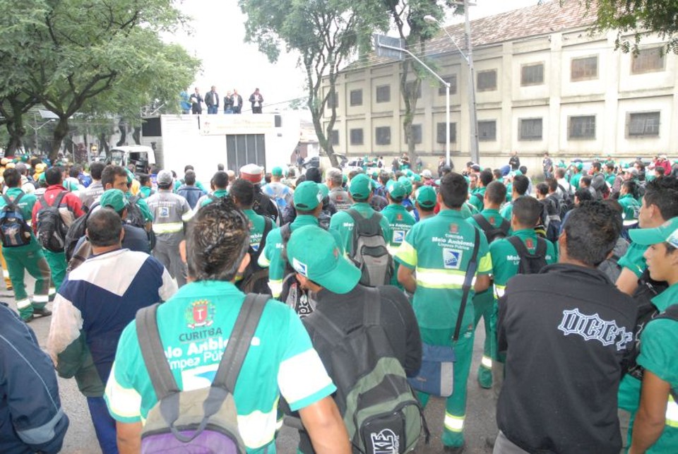 Aproximadamente 600 funcionários da limpeza pública participaram da assembleia da manhã desta quinta | Divulgação/Siemaco
