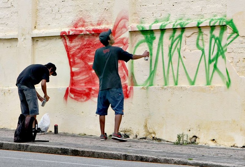 Flagrante de pichação em Curitiba: especialistas dizem que é preciso utilizar medidas alternativas, como palestras | Ivonaldo Alexandre/Gazeta do Povo