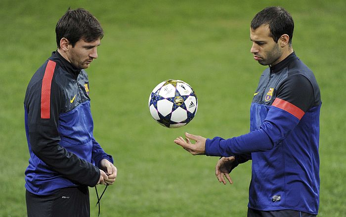 Messi com Mascherano no treino do Barcelona: maus resultados estariam incomodando o craque argentino | Reuters
