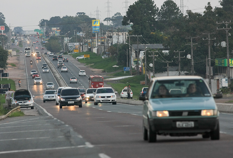 Quem retorna para Curitiba pela BR-101, vindo do litoral catarinense, encontra fila de até 20 km. Na chegada a Curitiba, não há retenção na BR-376 | André Rodrigues / Agência de Notícias Gazeta do Povo