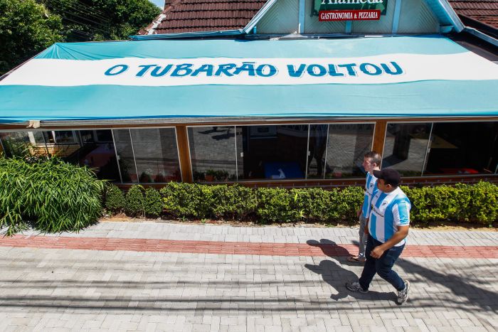 Fachada de bar decorada com as cores do Londrina para a decisão do turno contra o Coritiba | Daniel Castellano / Gazeta do Povo