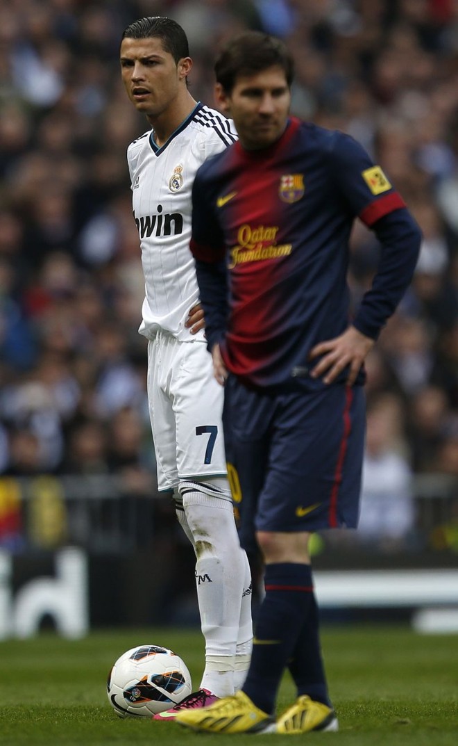 Cristiano Ronaldo olha para Messi, que dessa vez não decidiu para o Barcelona |