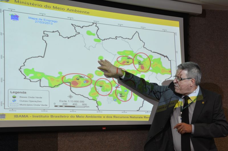 Luciano Evaristo, do Ibama, mostra área desmatada | Valter Campanato/ ABr