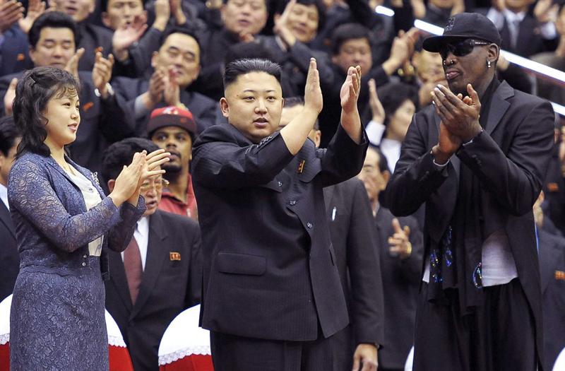 O líder norte-coreano Kim Jong-Un (ao centro) e sua esposa posam ao lado do ex-jogador da NBA Dennis Rodman | EFE/KCNA
