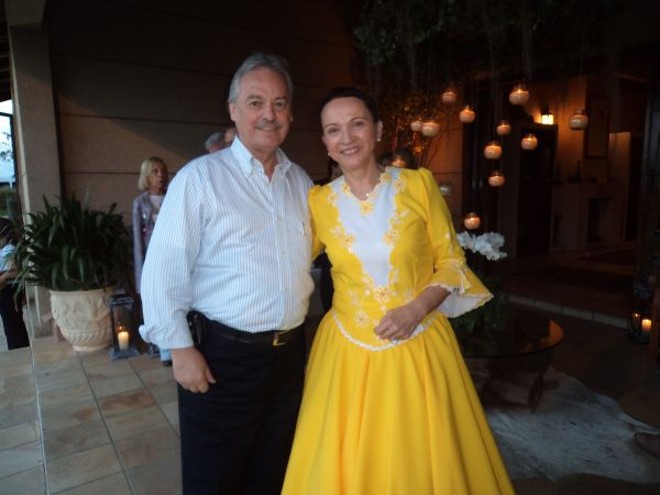 Vestindo indumentária dos Pampas, no coquetel da Cabanha São Rafael, no último sábado, a alegante Elsa Lemanski recepciona o secretário estadual da Copa, Mario Celso Cunha |