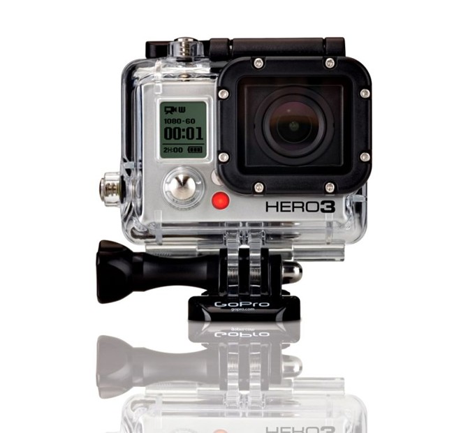 Câmera de aventura: Em 2012, a GoPro lançou a 3ª geração das pequenas câmeras super-resistentes, a Hero 3 (US$ 399). É a única da categoria a filmar em 1080p em 60 quadros por segundo, o que garante altíssima qualidade para imagens em slow motion. É leve, tem ótima captação de áudio e wi-fi. Imbatível? Por enquanto, sim, mas logo haverá novas opções. Duas foram anunciadas em janeiro e são promissoras: a Liquid Image Ego Mini e a Panasonic HX-A100. A Brazil Racing é a representante da GoPro no Brasil | 