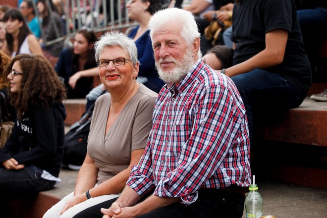 O casal de alemães Brigitte e Juergen de Lippe está passando as férias em Curitiba e aproveitou para conhecer as bandas que se apresentaram neste sábado nas Ruínas de São Francisco. |