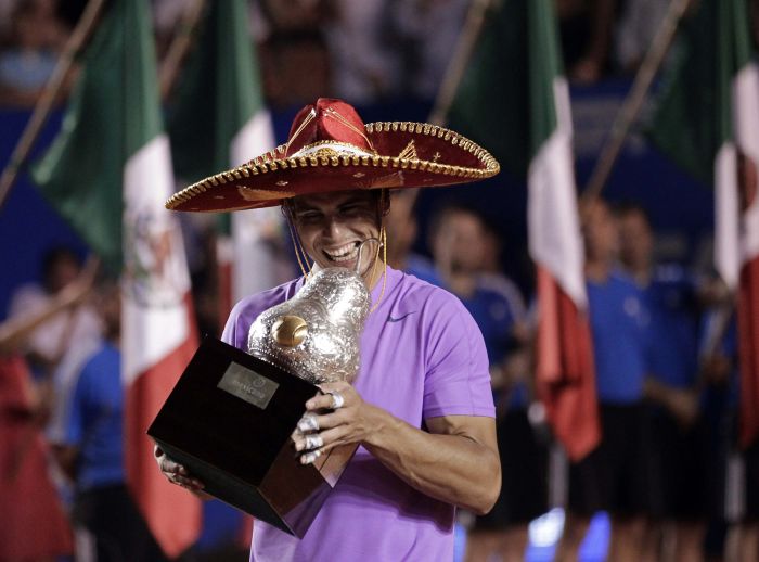 O espanhol Rafael Nadal comemora o título do Aberto de Tênis do México, conquistado com a vitória sobre o compatriota David Ferrer | REUTERS/Henry Romero