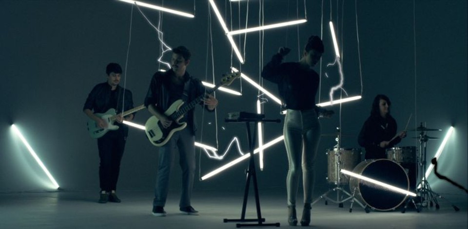 Estética indie dançante marca o novo single do Copacabana Club, Love Is Over, cujo vídeo foi lançado nesta semana | DIvulgação