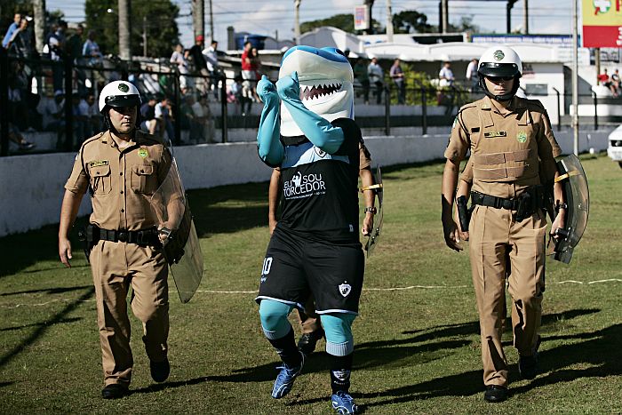 Mascote do Londrina deixa o gramado do Germano Krüger, para irritação da torcida | Josué Teixeira / Gazeta do Povo