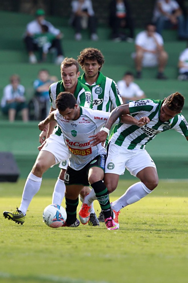 Meia Danilo é cercado por marcadores do Coritiba |