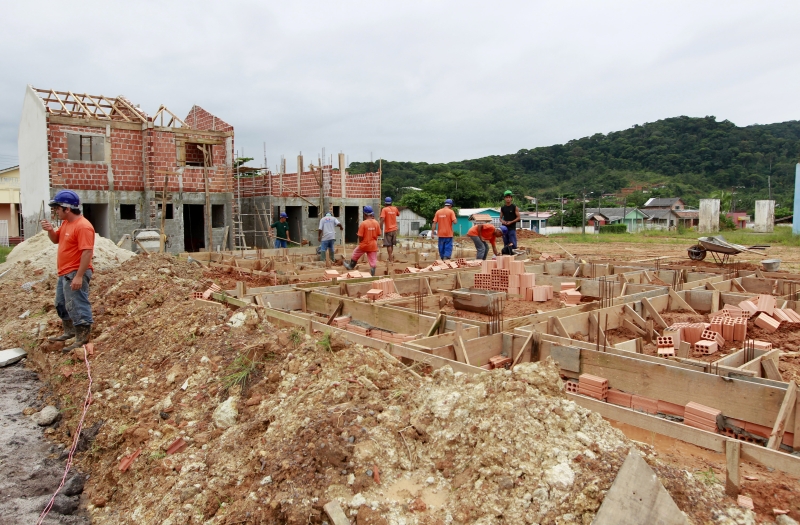 Das 88 casas em construção em Antonina, 18 estão em fase de conclusão. A previsão é de que todas estejam prontas até julho | Antônio More/ Gazeta do Povo