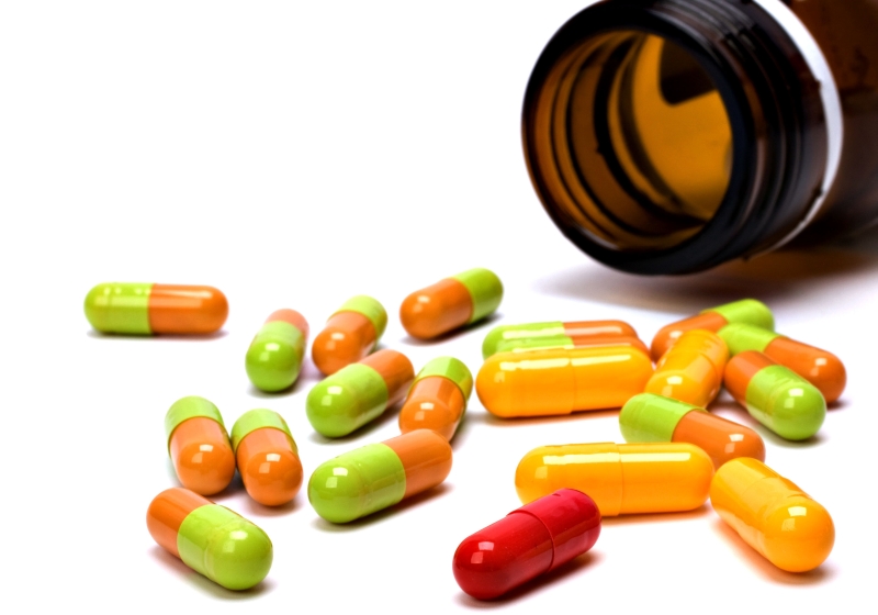 Visual colorido de caixas, frascos e comprimidos atrai atenção das crianças | Shutterstock