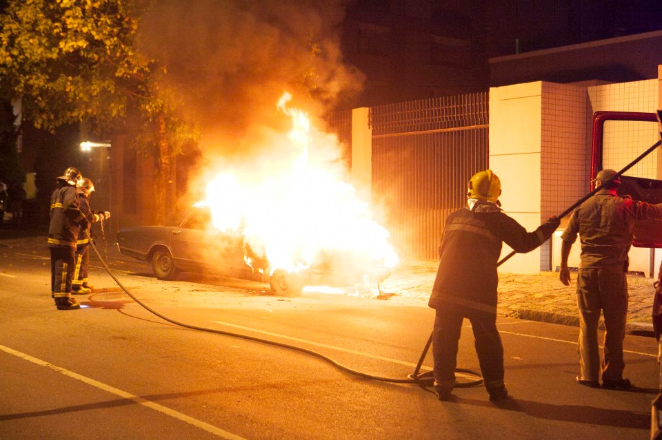 Fogo destrói carro antigo no Alto da XV | Eros Hassen / Neo Produções / Divulgação