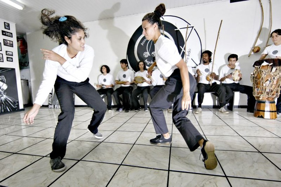Meninas que aprendem a luta na Acad: capoeira angola tem movimentos específicos | Marcelo Elias/ Gazeta do Povo
