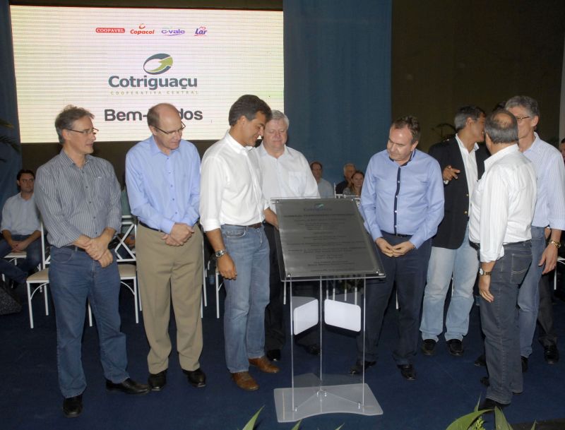Governador Beto Richa com o prefeito de Cascavel, Edgar Bueno na inauguração do novo Terminal Ferroviário da Cotriguaçu Cooperativa Central, instalado junto ao Terminal da Ferroeste, em Cascavel | José Gomercindo / Agência de Notícias do Paraná / Divulgação
