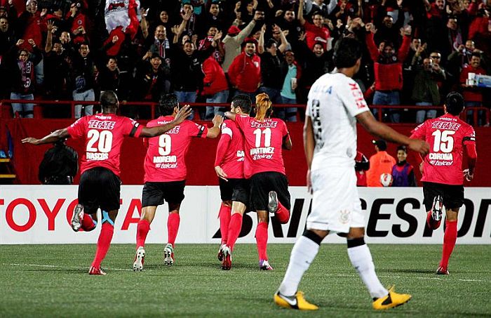 Paulinho observa jogadores do Tijuana comemorando o gol da vitória sobre o Corinthians | Alejandro Zepeda / EFE