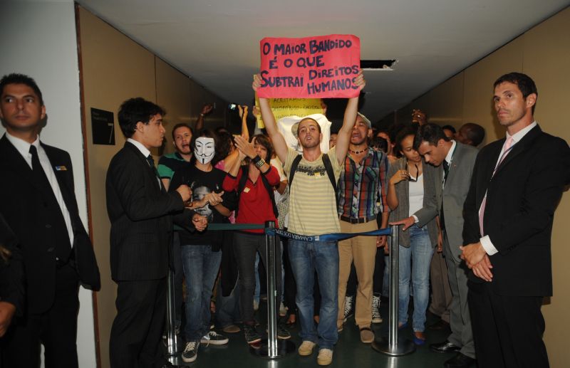 Com nova confusão, o pastor Marcos Feliciano enfrentou protestos e presidiu a reunião da Comissão de Direitos Humanos por apenas 8 minutos | José Cruz / Agência Brasil