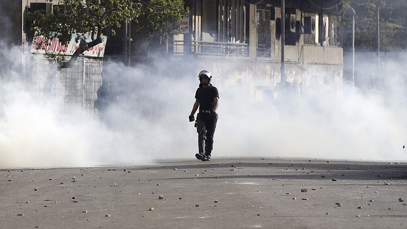 Policial em meio à fumaça do gás lacrimogêneo lançado durante confrontes entre a polícia e manifestantes no Cairo | REUTERS/Amr Abdallah Dalsh